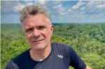Retrato do jornalista Dom Philips na floresta amazonica