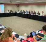 Painel de discussao com autoridades em mesa de reuniao da RSF