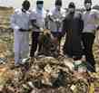 Homens limpando lixo em terreno de descarte - African Climate Reporters Kaduna